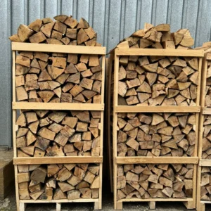 Palet 700 kg cu lemne de foc din fag, esență tare, tăiate la 30 cm, aranjate pe suport din lemn. Combustibil natural, ideal pentru sobe, șeminee și centrale