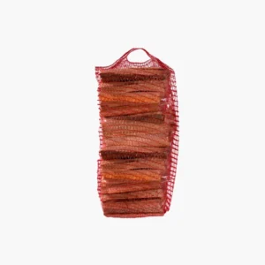 Sac de 2,5 kg cu lemne grătar din rășinoase uscate, 100% naturale, fără aditivi, ambalaj plasă roșie, ideale pentru grătar, șemineu sau cuptor HoReCa