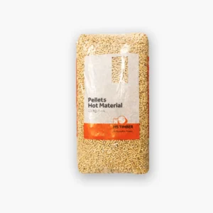 Sac de 15 kg cu peleți HS Timber (Schweighofer), din rumeguș de rășinoase, 100% naturali, fără aditivi, ambalaj bej cu bandă roșie, pentru centrale și sobe.