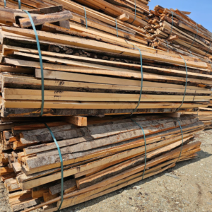 Lăturoaie din lemn de fag 1,3 mc, esență tare, 100% natural, bucăți lungi și subțiri de lemn, aranjate pe palet, ideale pentru sobe, șeminee și centrale.