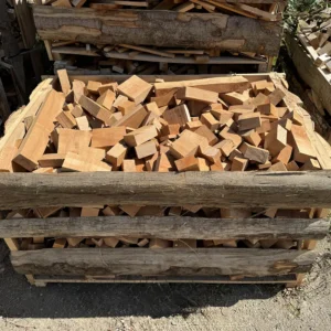 Cutie 0,9 mc cu deșeuri lemn de foc din fag, esență tare, 100% natural, bucăți tăiate uniform, ideale pentru sobe, șeminee și centrale pe lemne.