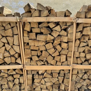 Palet 700 kg cu lemne de foc din stejar, esență tare, tăiate la 20 cm și aranjate ordonat pe suport din lemn. Combustibil natural, ideal pentru sobe, șeminee și centrale