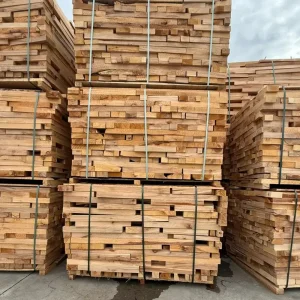 Palet 1 mc cu deșeuri de lemn de fag, esență tare, 100% natural, plăci și bucăți de lemn tăiate uniform, ideale pentru sobe, șeminee și centrale