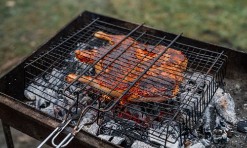 Carne gatita pe gratar metalic cu jar incins din carbuni Marabu, ardere uniforma si temperatura constanta
